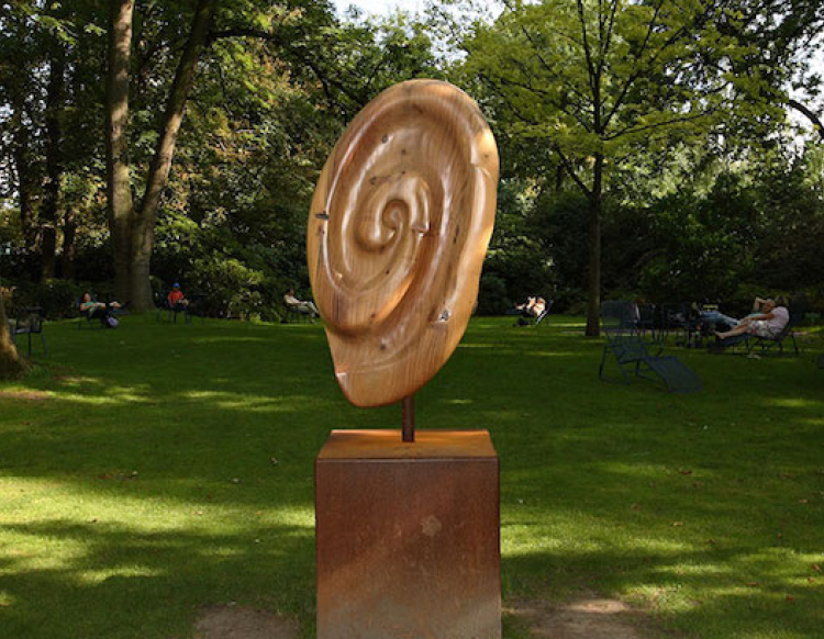 Statue eines Ohrs aus Bronze
