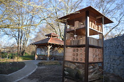 Neues Insektenhotel, dass im Herzogenriedpark aufgestellt wurde.