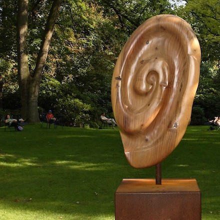 Kunstwerk in form eines Ohrs an der Klangoase